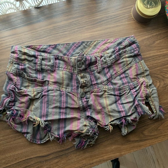 Cute shorts with hanging pockets! - Picture 2 of 3
